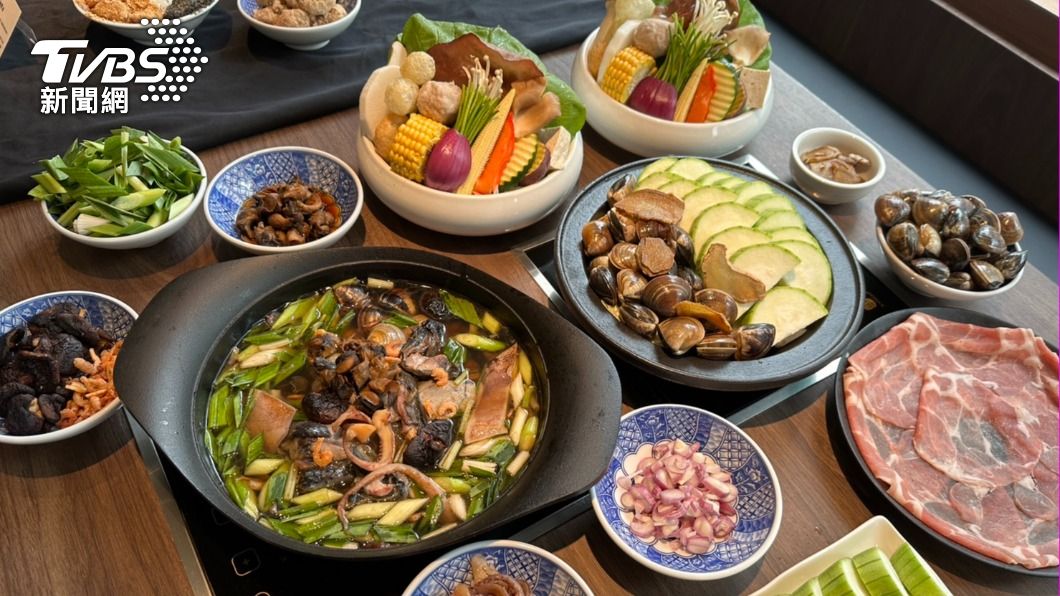 人氣特色鍋魷魚螺肉蒜烏骨雞鍋、絲瓜蛤蠣石頭鍋。(圖/葉韋辰攝)