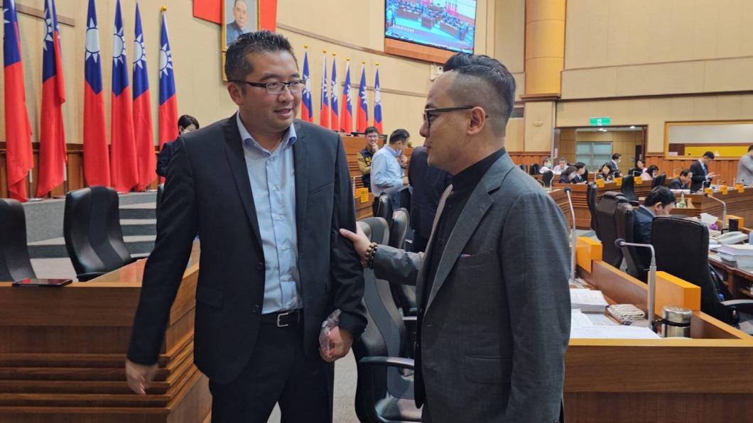 議長童子瑋慰問處長林鼎超,並表示以後開議期間會後噴灑樟腦油。(圖/林鼎超(左)童子瑋(右)基隆市議會提供)