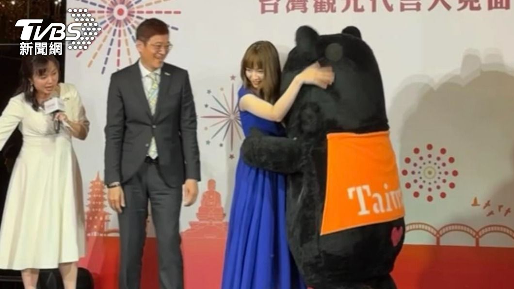 川口春奈（中）遭吉祥物喔熊（右）強抱。（圖／陳郁文攝）