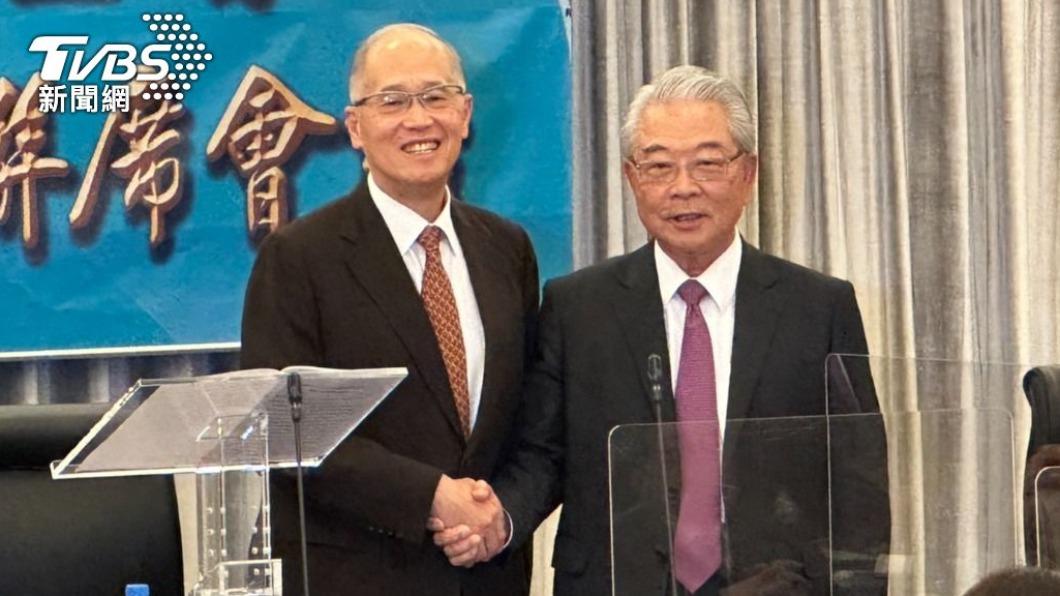 李大維(左)今年剛上任海基會董事長,與海基會代理董事長許勝雄(右)交接。(圖/林至柔攝)