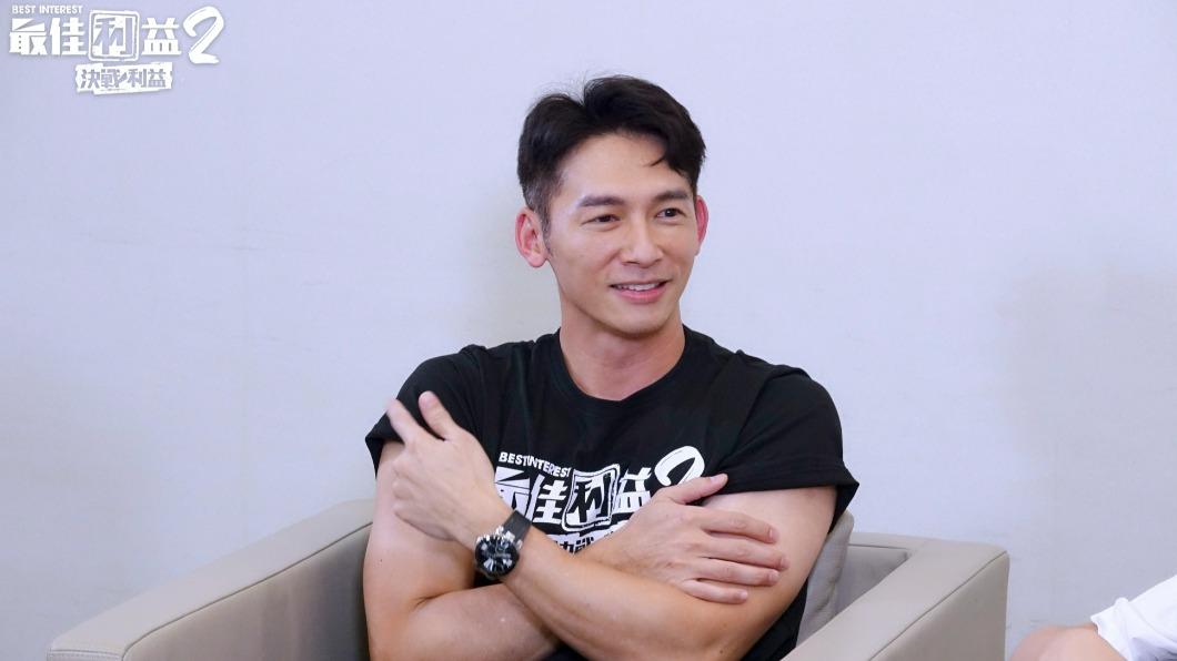 温昇豪穿著短T露出結實肌肉。（圖／八大電視提供）