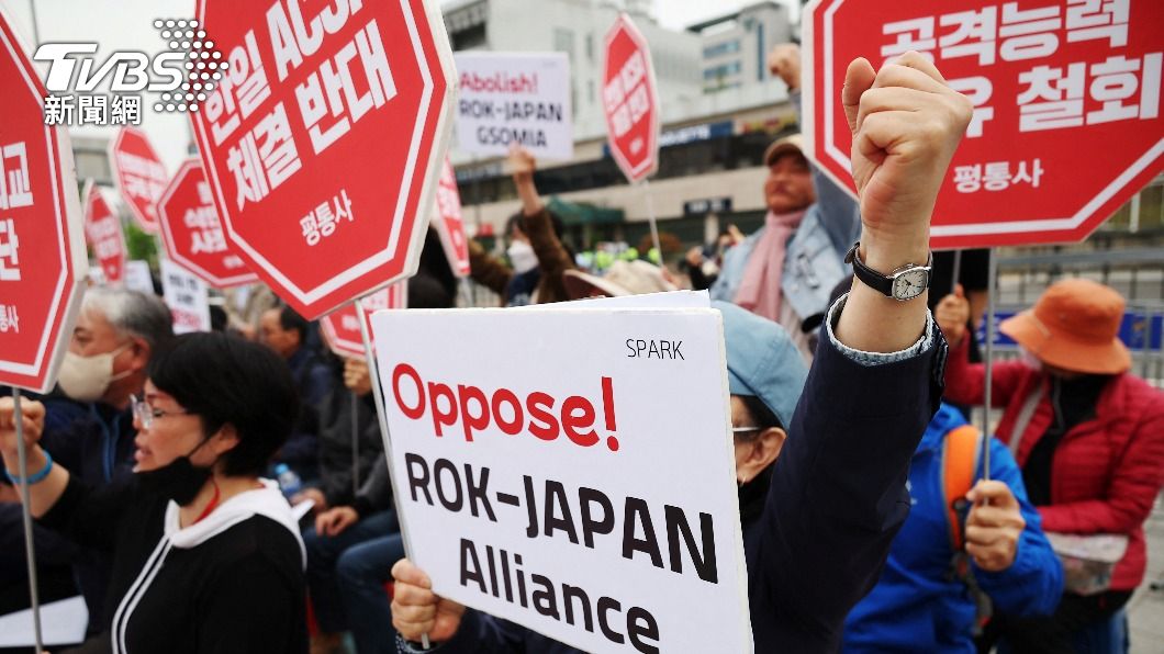 南韓的反日團體在岸田文雄訪韓時上街抗議。（圖／達志影像路透社）