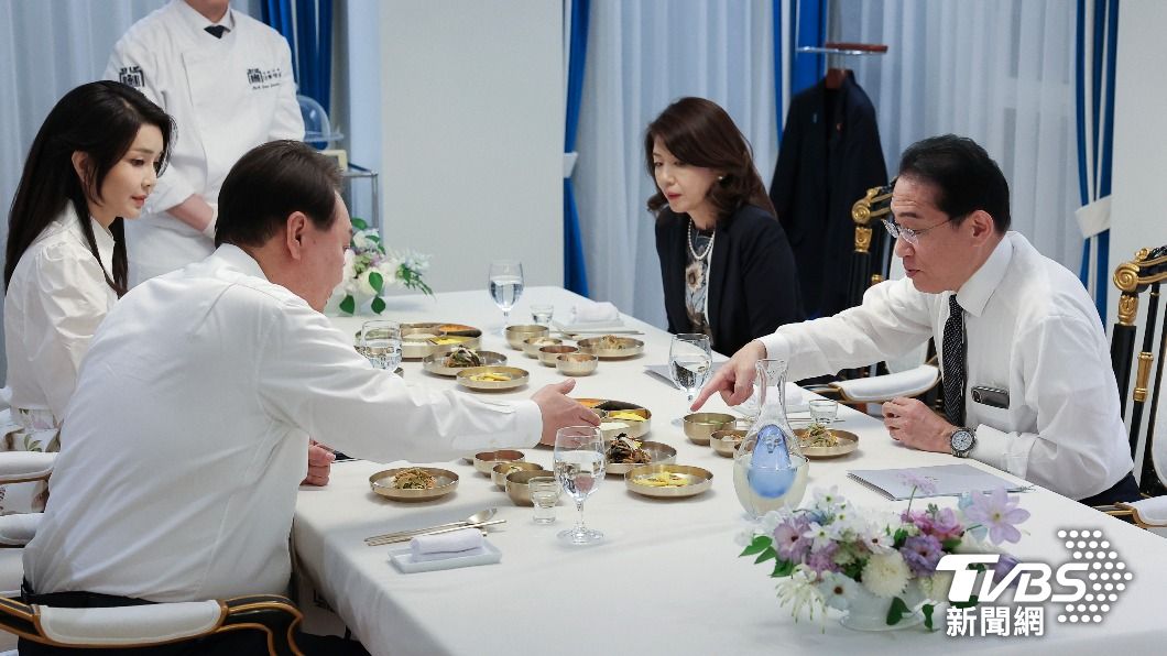 尹錫悅夫婦與岸田夫婦共進晚餐。岸田訪韓行程獲禮遇，韓媒也稱，尹錫悅政府接待岸田的歡迎儀式是執政以來規模最大的一次。（圖／達志影像美聯社）