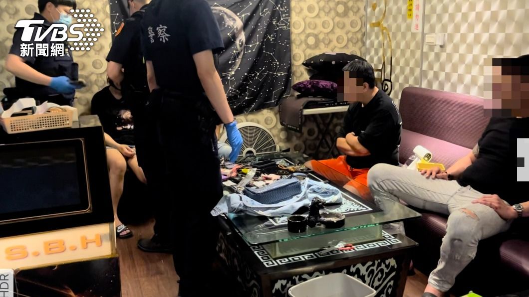 鄰居舉報「這戶怪怪」 警攻堅逮6人扣槍毒、80萬現金