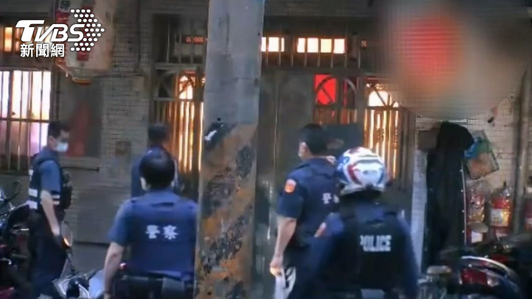 大批警力包圍民宅。(圖/TVBS)