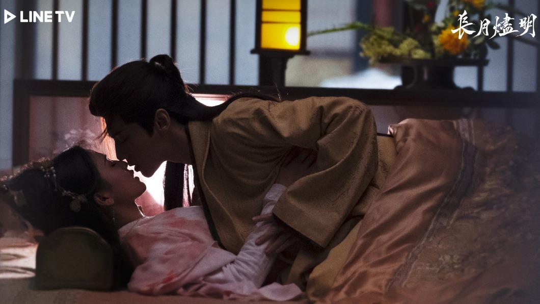 《長月燼明》夯爆！白鹿主動索吻羅雲熙　討回「洞房花燭夜」