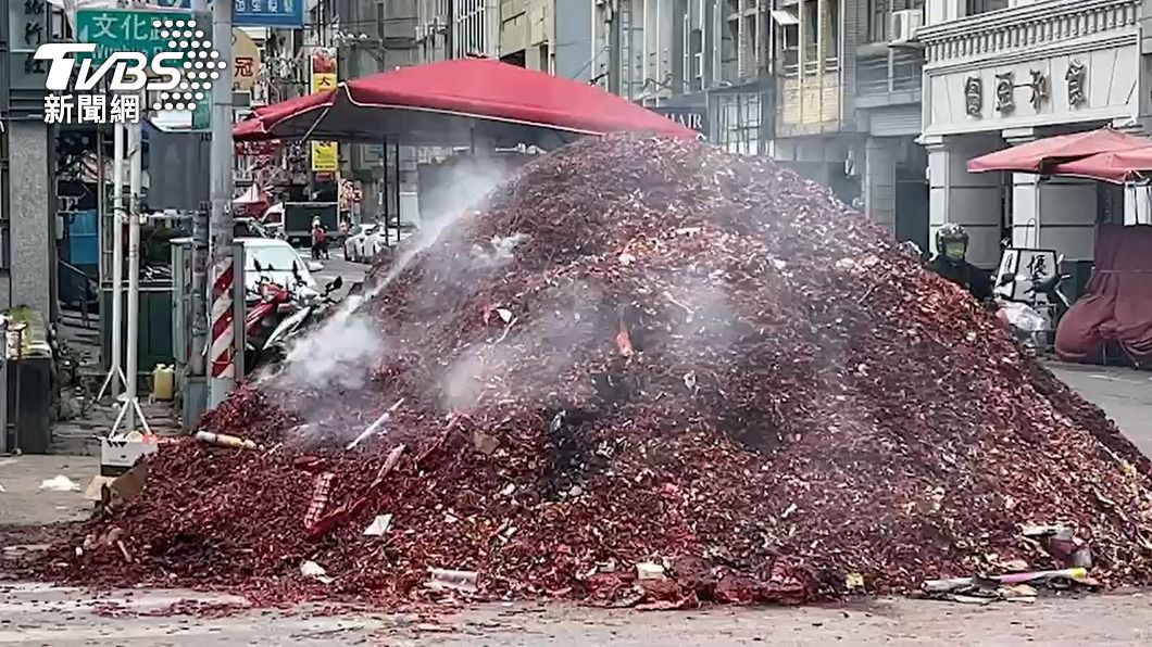 北港小過年!媽祖出巡遶境犁炮炸轎 壯觀鞭炮灰堆成小山丘