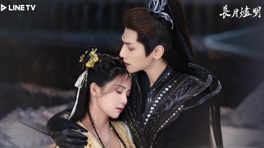 羅雲熙(右)劇中被逼變成魔神,將強娶仙子白鹿(左)。(圖/LINE TV提供)