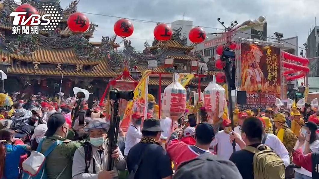 朝天宮廟埕前擠滿了人潮。(圖/TVBS)
