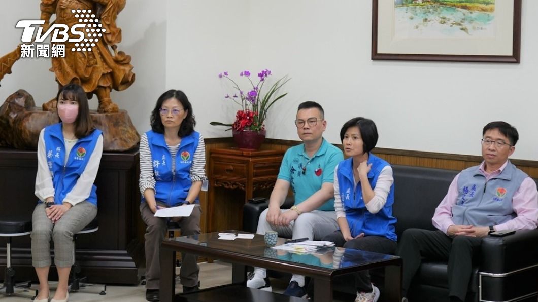 行政處新聞科長蔡瀅瀅(左起)、行政處處長許淑娥、苗栗縣議員余文忠、教育處長葉芯慧、社會處長楊文志。(圖/記者盧玟靜)
