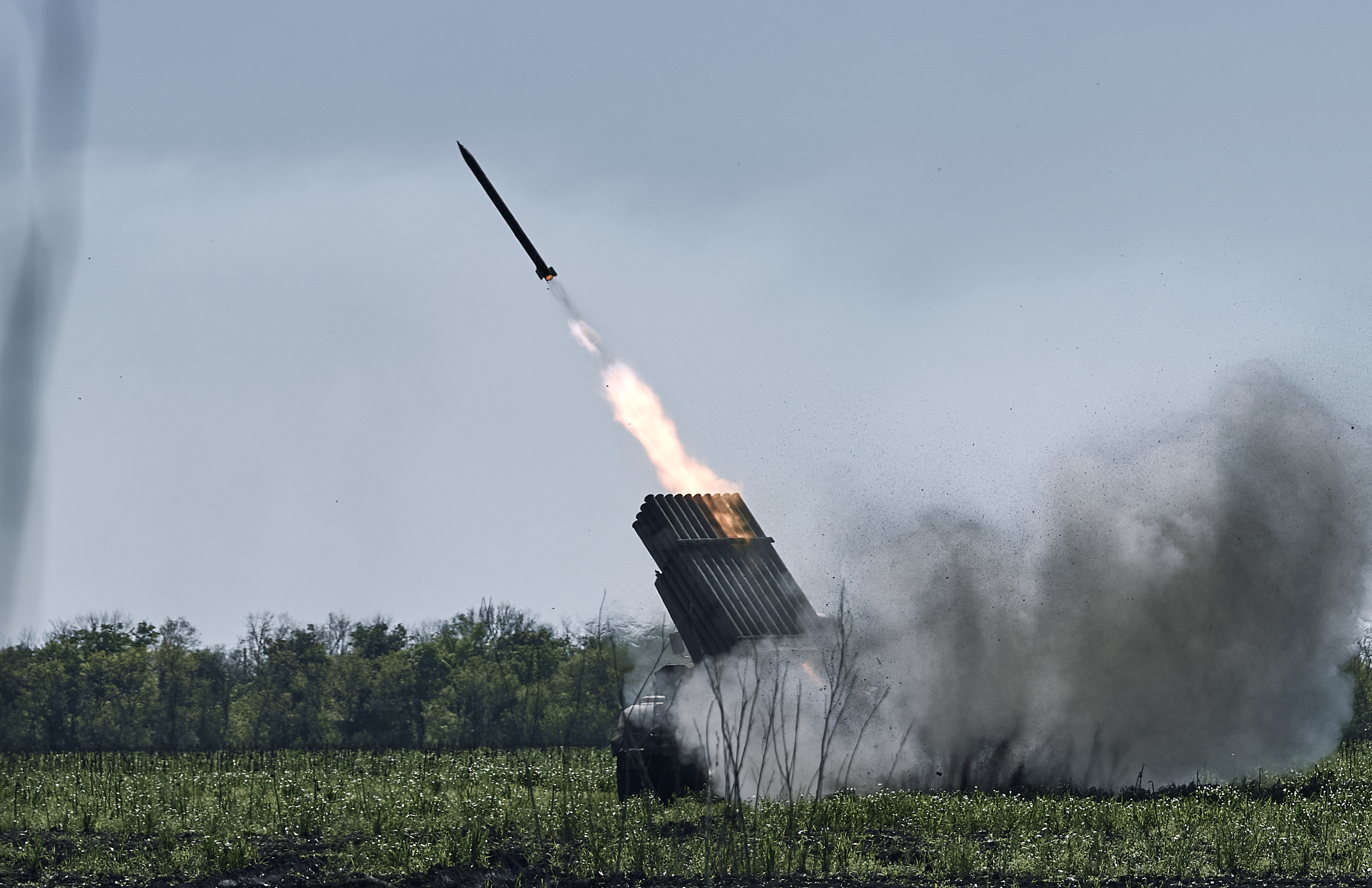 烏克蘭軍隊在巴赫姆特近郊發射 Grad 多管火箭，反擊俄軍攻勢。(畫面來源：AP)