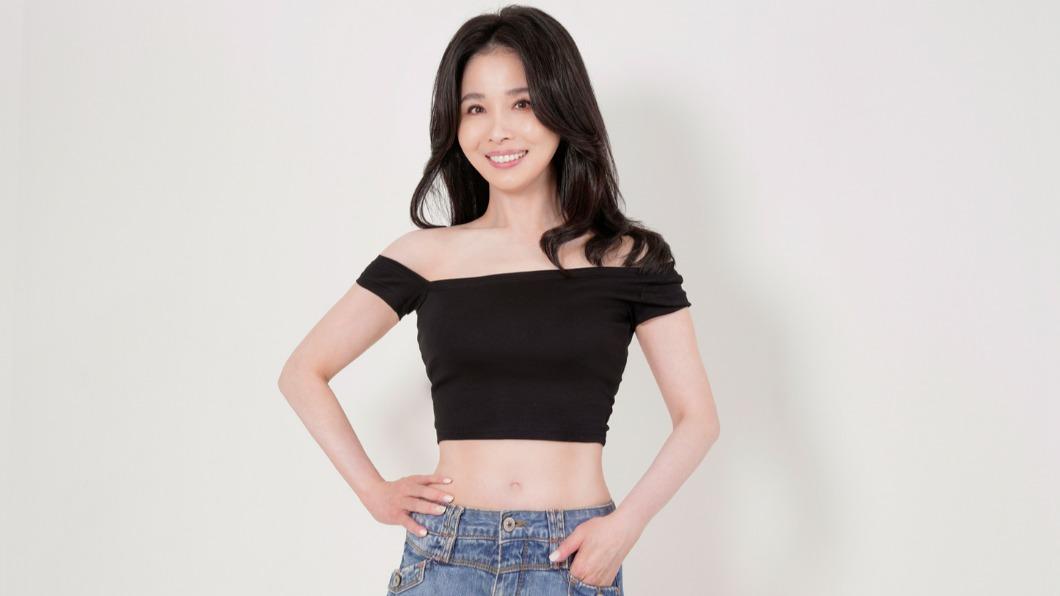 呂文婉性感炸「超狂川字肌」!S曲線辣暈 女兒讚她背殺:根本是姊妹