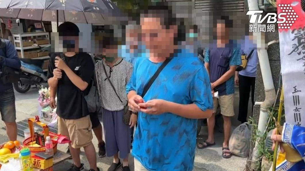女童父親余爸爸到現場招魂。(圖/TVBS)