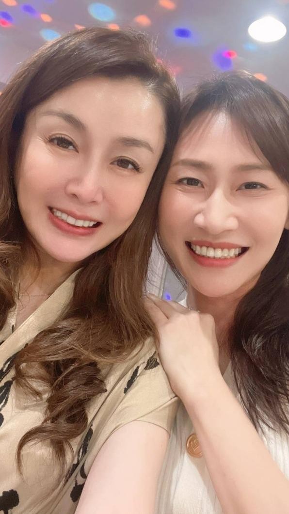 錢珊綾與好閨密 Chanel Lee(右)拍照。(圖/采立軒家家提供)