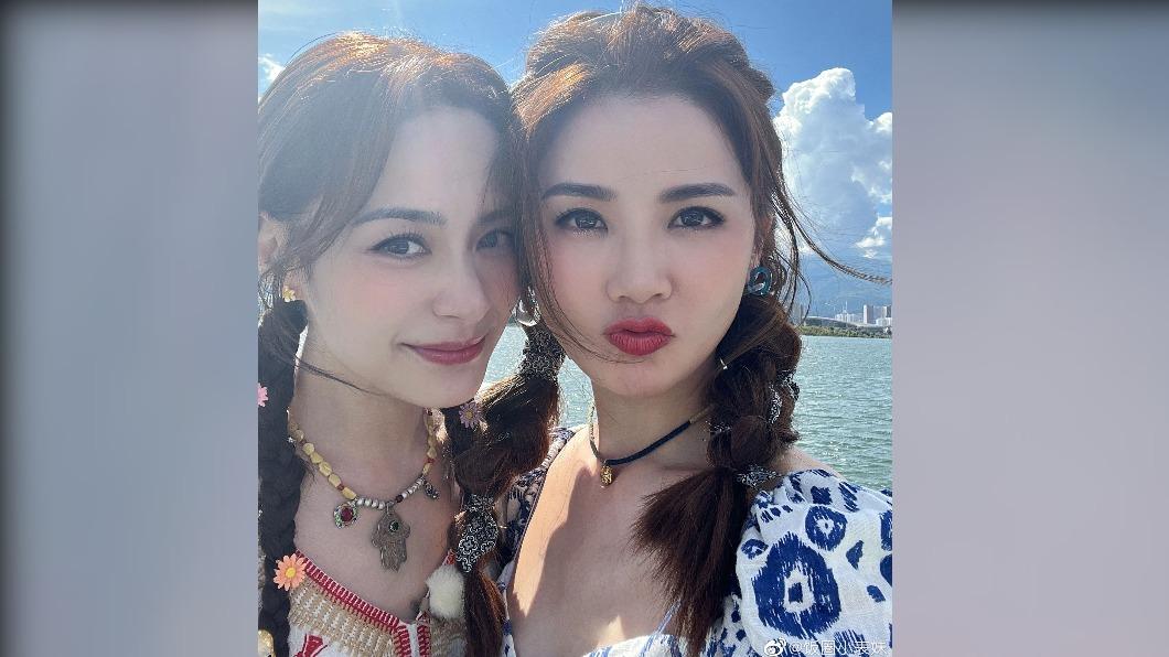 兩人還穿起了姐妹裝，一起綁上麻花辮。（圖／翻攝自微博）
