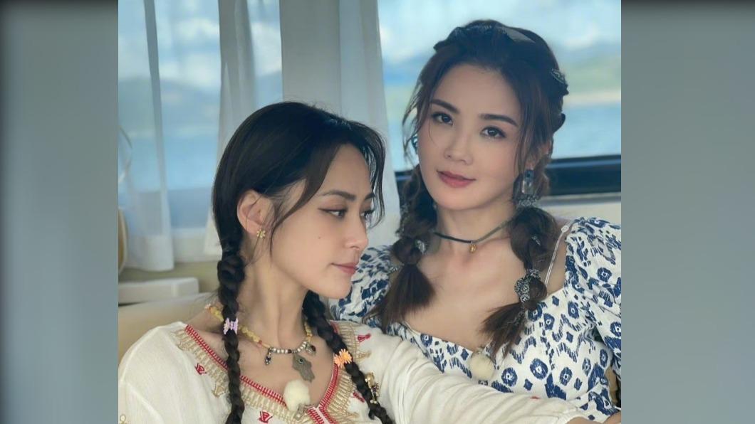 阿嬌的小花辮減齡又可愛，阿Sa的絲巾髮辮俏麗有個性。（圖／翻攝自微博）