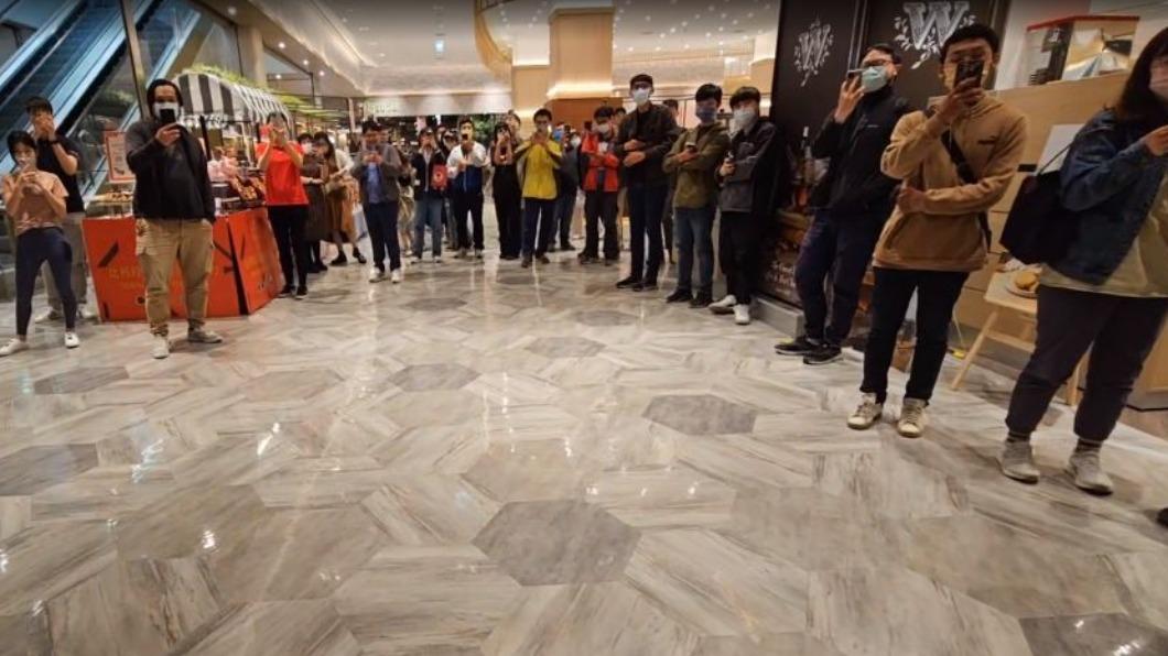 企鵝妹在吃完壽司後,店門口竟有一大票粉絲等候拍照。(圖/翻攝自「@Jinnytty」Twitch)