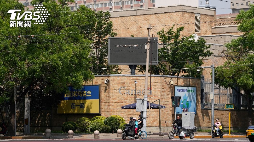 加拿大駐北京大使館外寫有聲援烏克蘭的標語。(圖/達志影像美聯社)