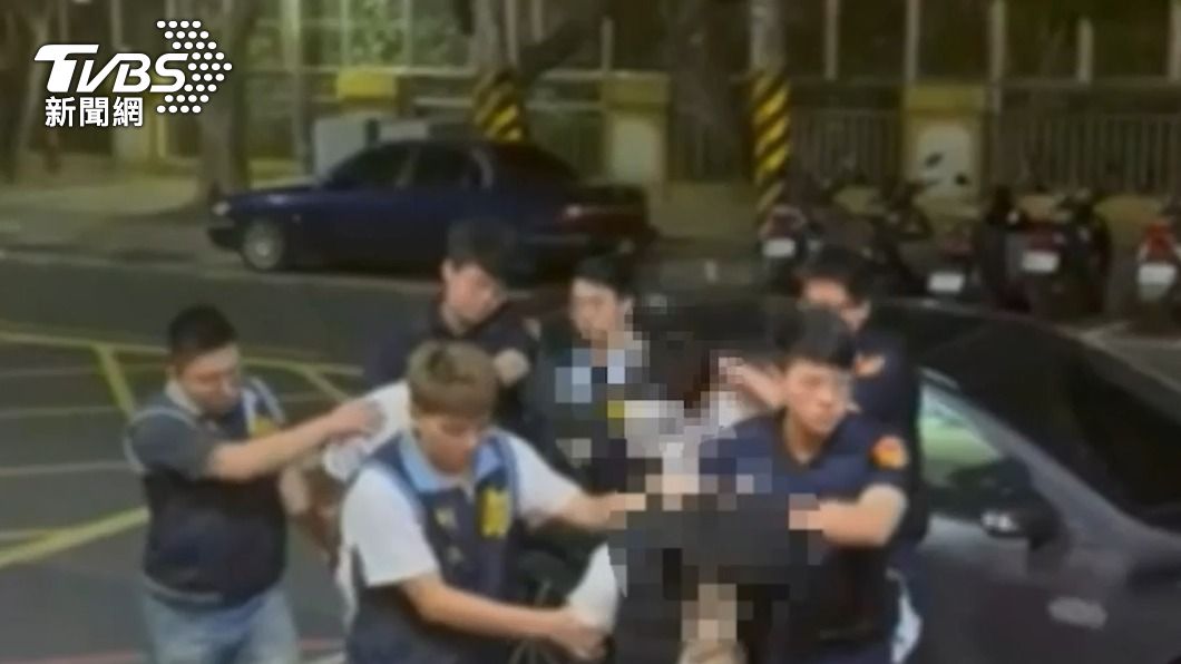 警方逮捕3名亮刀犯嫌。（圖／TVBS）