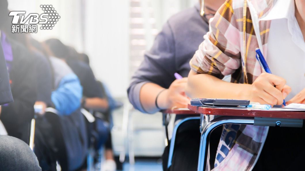 學生控訴教授妻子上課全程只播影片。(示意圖,與本文無關/shutterstock達志影像)