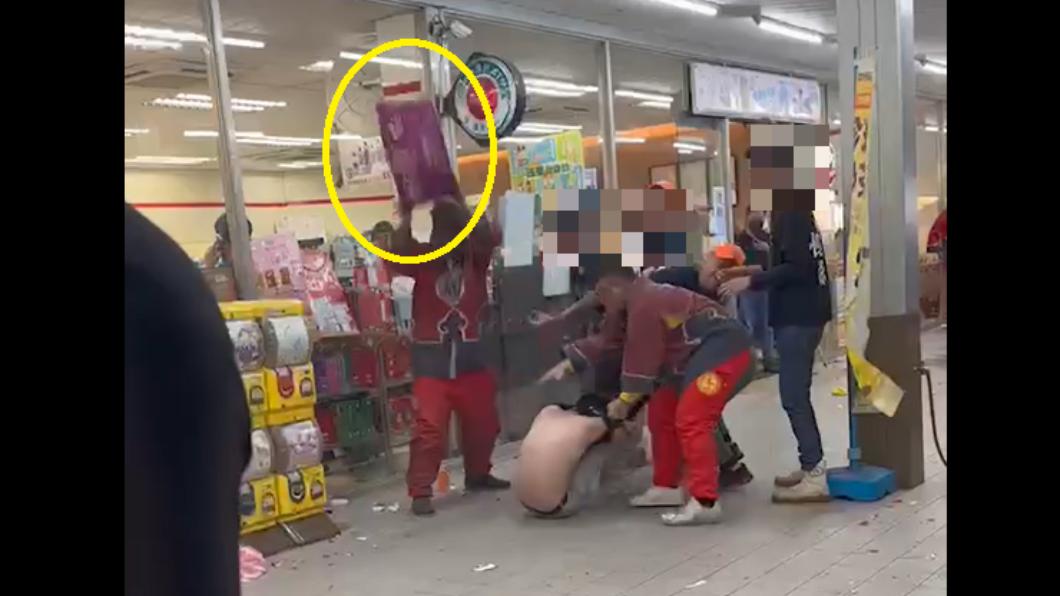 轎班人員持塑膠籃猛K男子。(圖/翻攝自黑色豪門企業)