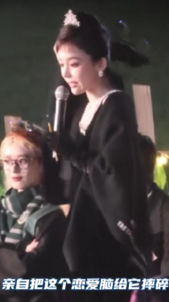 古力娜扎錄影時表示要把戀愛腦摔碎，認真拼事業。（圖／翻攝自扒圈內醬微博）