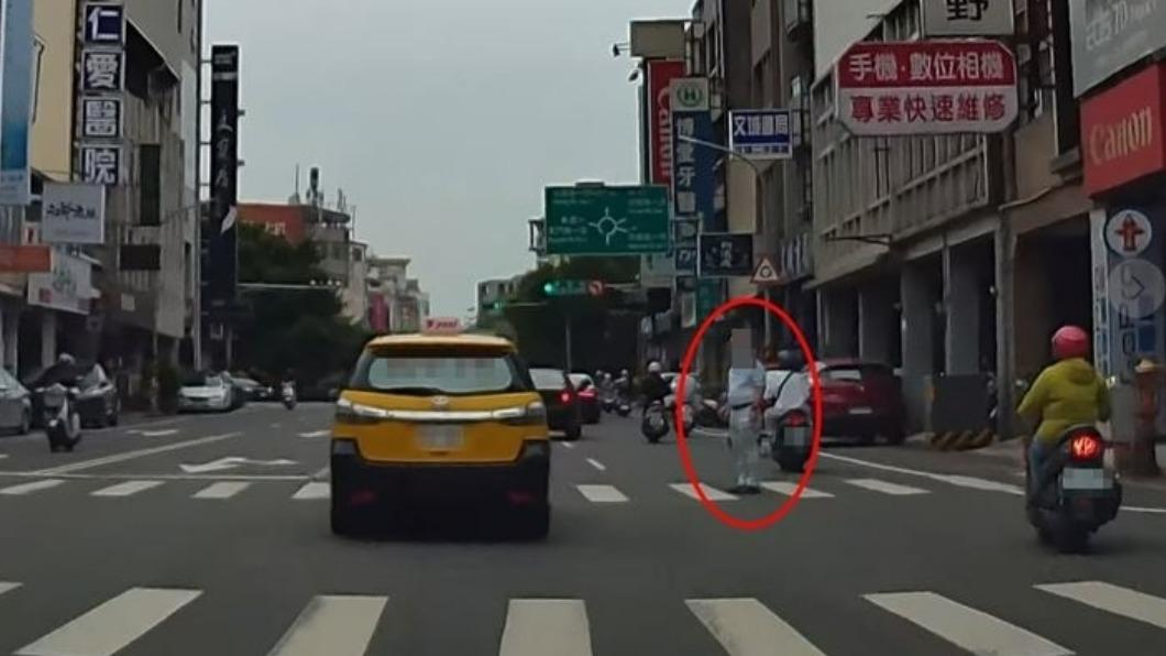 白髮翁卡路口。(圖/翻攝自台南大小事)