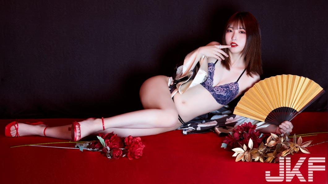 人氣AV女優引退前火辣私照外流 揪閨密雙飛動作片曝光