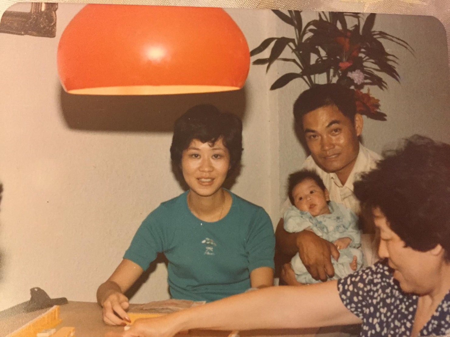 曾莞婷分享媽媽的年輕照。（圖／PChome提供）