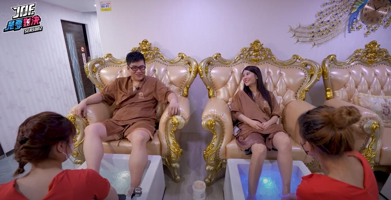 Joeman與琳妲開箱越式洗髮。(圖/翻攝自Joeman YT)