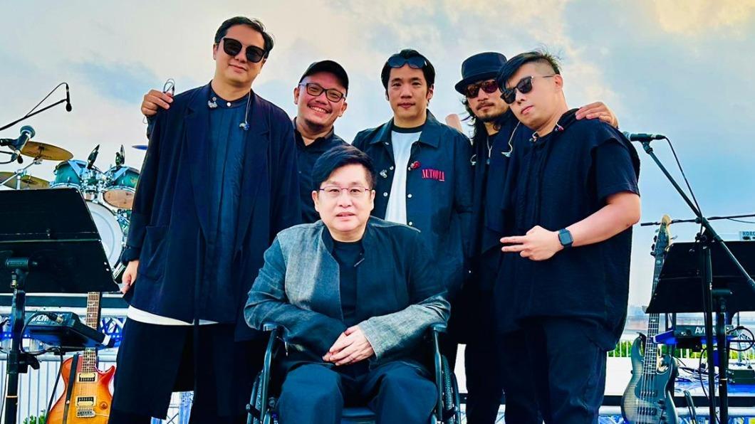 鄭智化(中)去年曾在大陸音樂節目《聲生不息.寶島季》重現經典好歌。(圖/翰森娛樂提供)