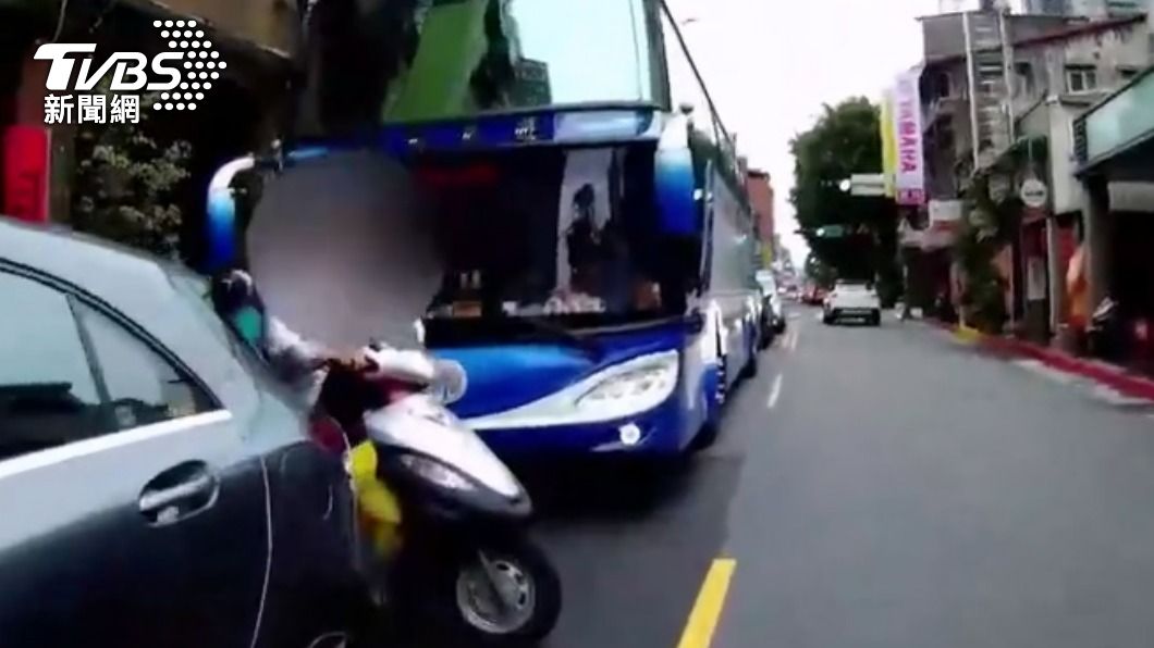 差點A到我!男騎士不滿遊覽車開太近 當街攔車開罵