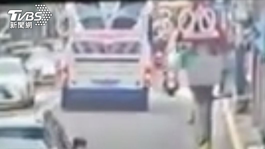 遊覽車和機車發生行車糾紛。（圖／TVBS）