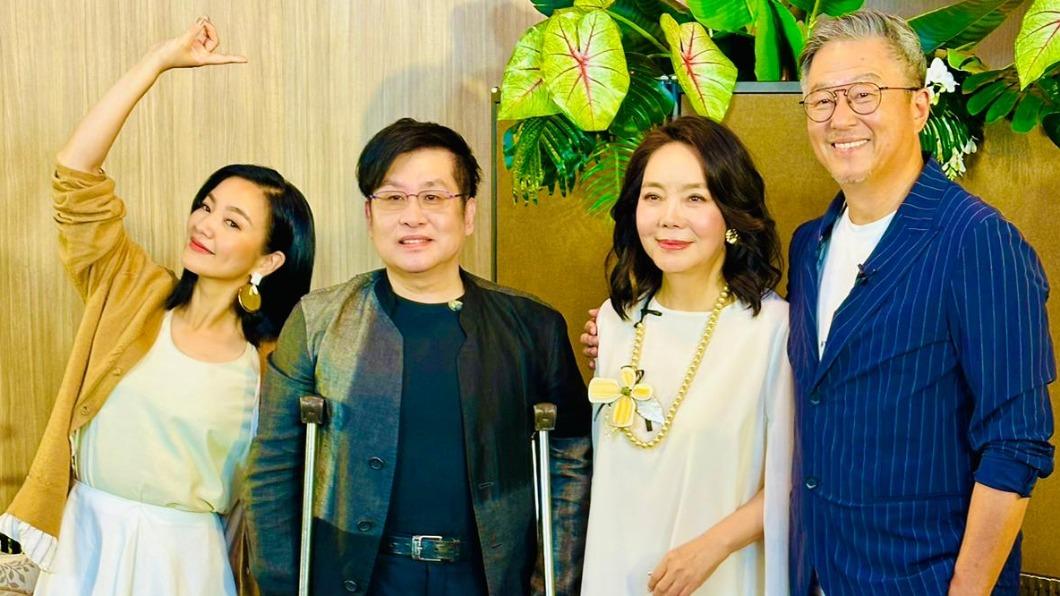 阿雅(左起)、鄭智化、辛曉琪及王偉忠透過節目開心同台。(圖/翰森娛樂提供)