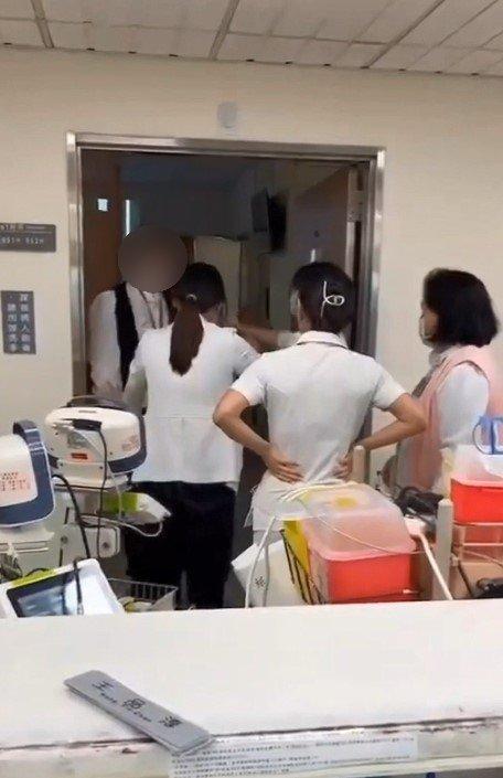 男子不甩旁人勸架。(圖/翻攝自爆料公社)