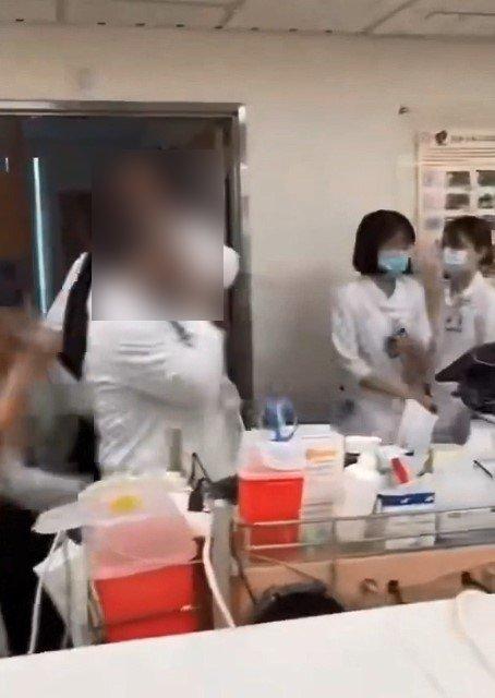 男子朝醫師臉部揮拳。(圖/翻攝自爆料公社)