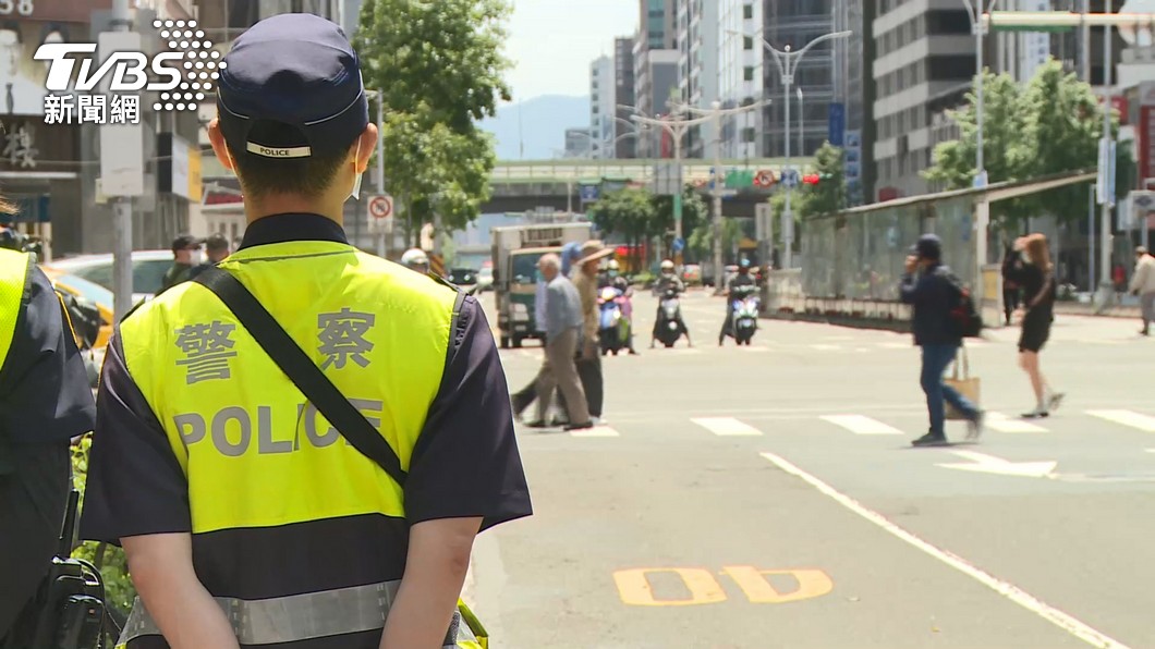 台灣被稱處處是行人地獄。(圖/TVBS)