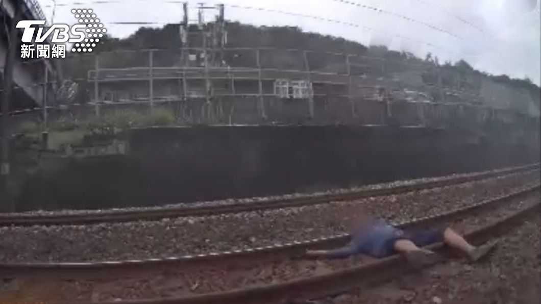 林男喝醉酒臥軌睡覺。(圖/TVBS)