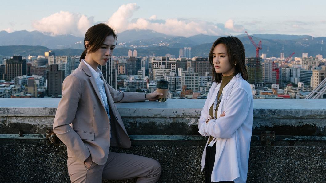 劇中謝盈萱、王淨互相扶持女子力爆棚。(圖/Netflix提供)