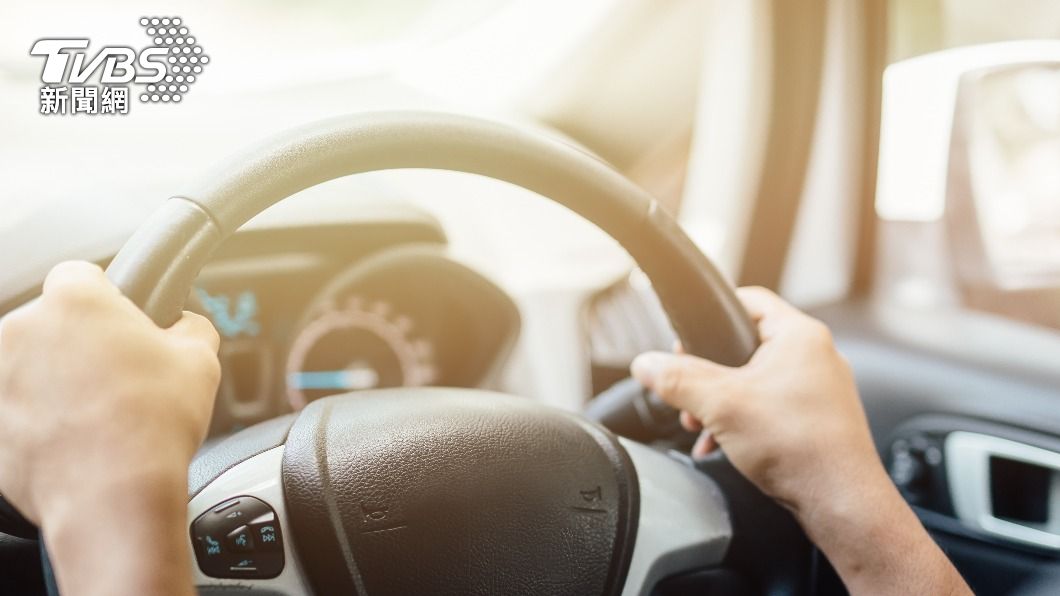 不少人開車撞到人，都會辯稱A柱擋到。（示意圖，與事件無關／shutterstock 達志影像）