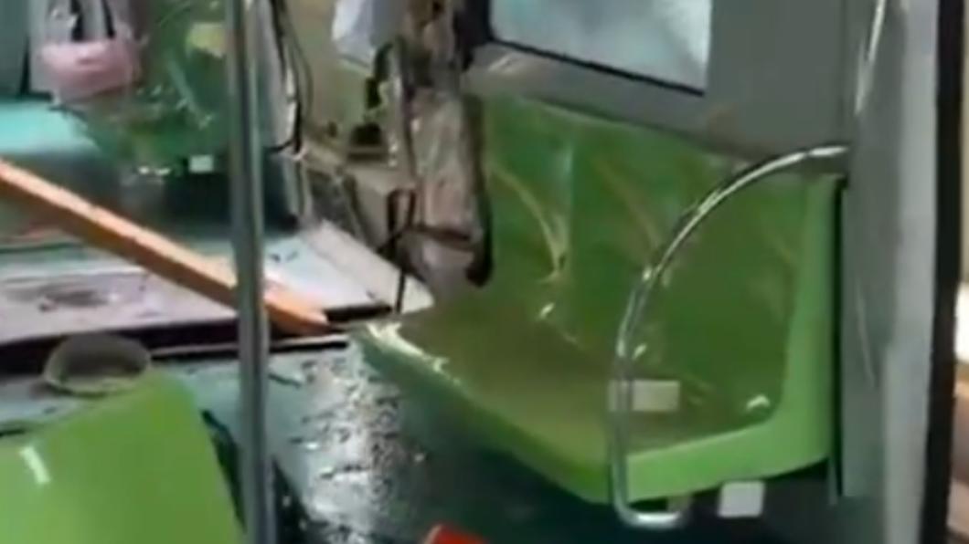 車廂地上一片狼籍。(圖/民眾提供)