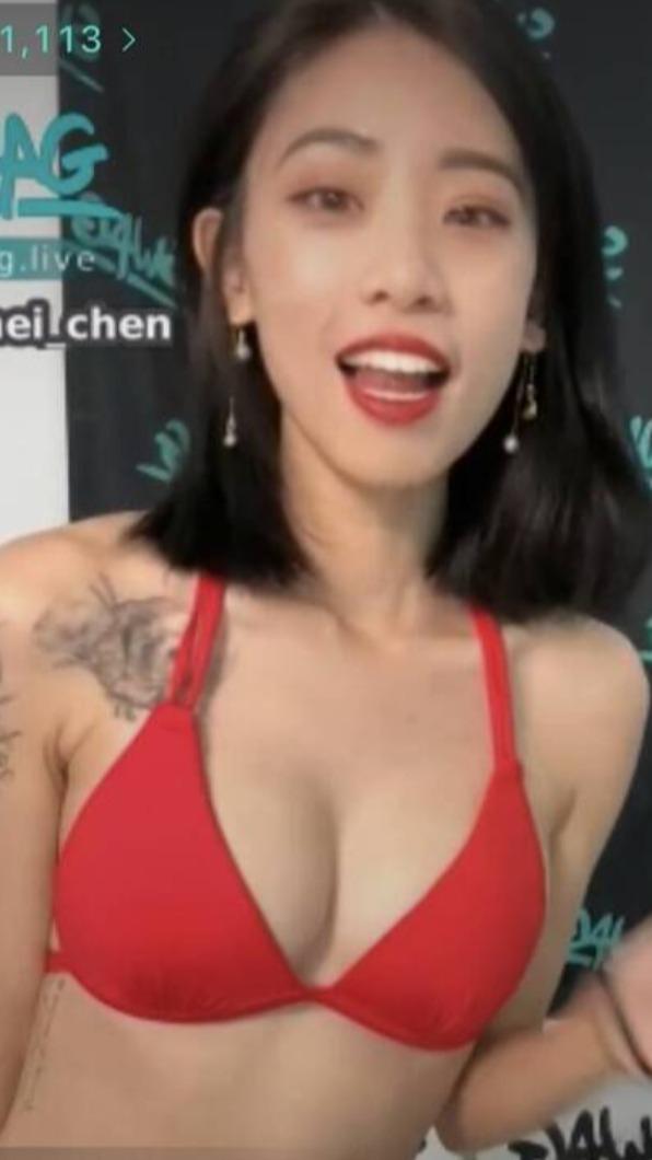 內內直播都穿比基尼入鏡。(圖/翻攝自SWAG)