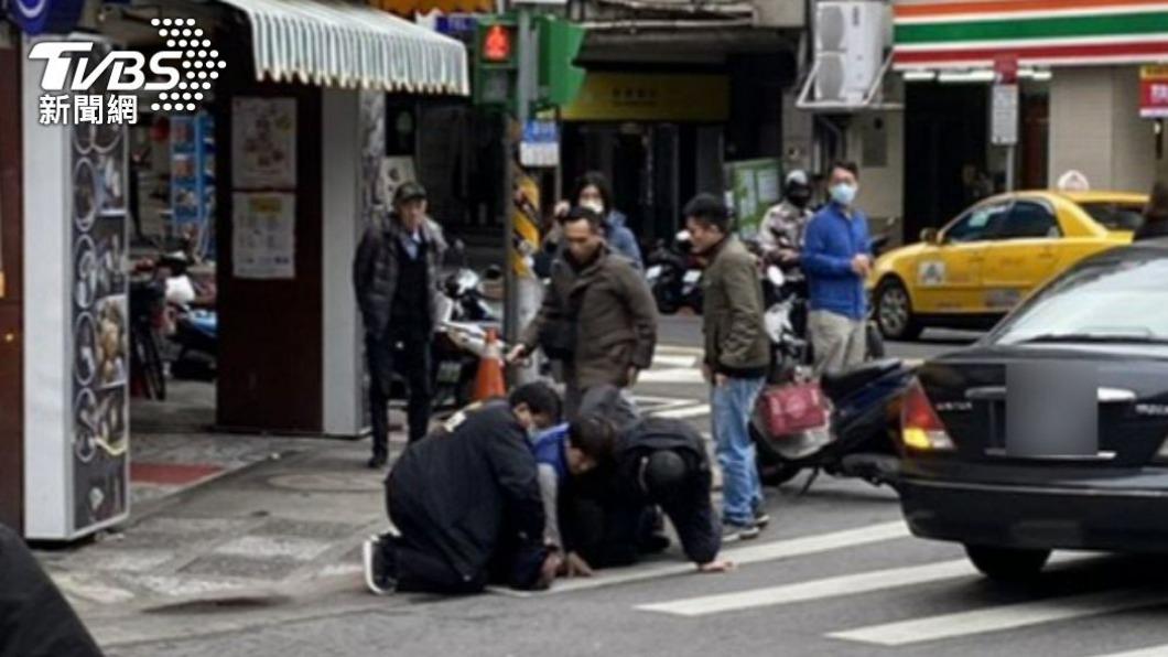 陳嫌在北市萬華區朝警方開槍被壓制。(圖/TVBS資料畫面)