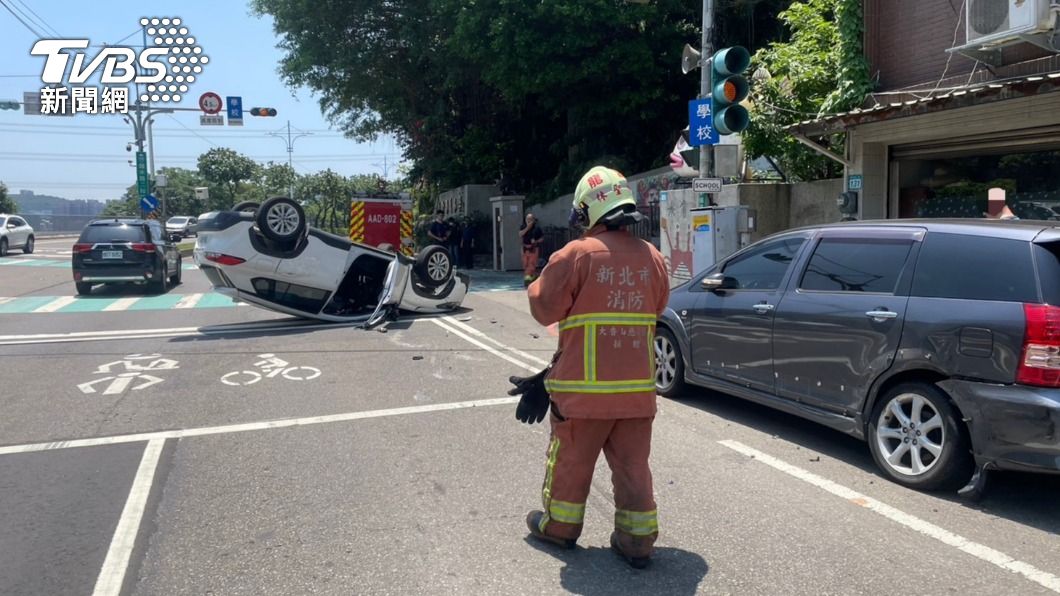 頭暈惹的禍!休旅車擦撞路邊車「翻肚」 婦人輕傷送醫