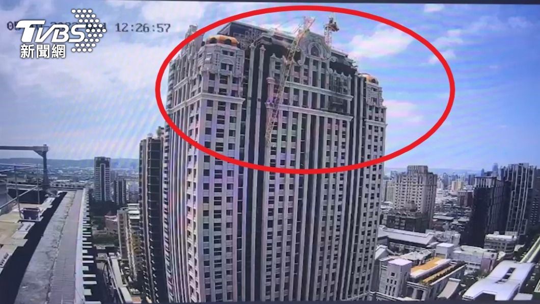 吊臂不明原因搖晃後墜落。(圖/TVBS)