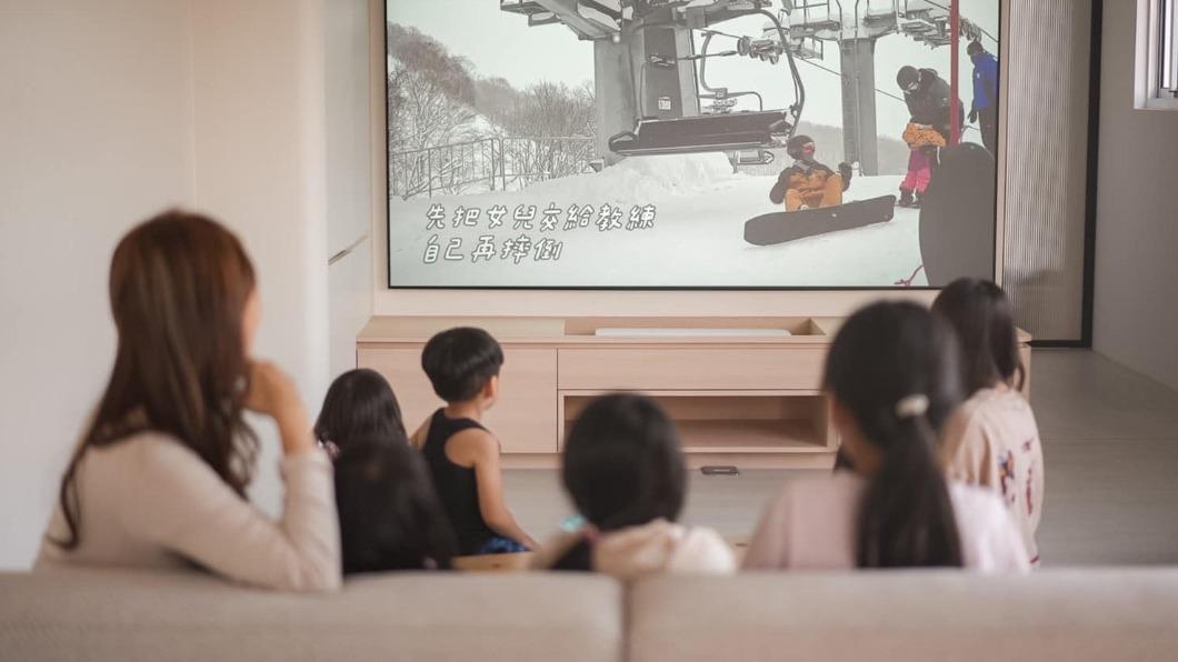 林叨囝仔被爆料,讓孩子在家自學,實則是丟在才藝班。(圖/翻攝自林叨囝仔 The Lins' Kids臉書)