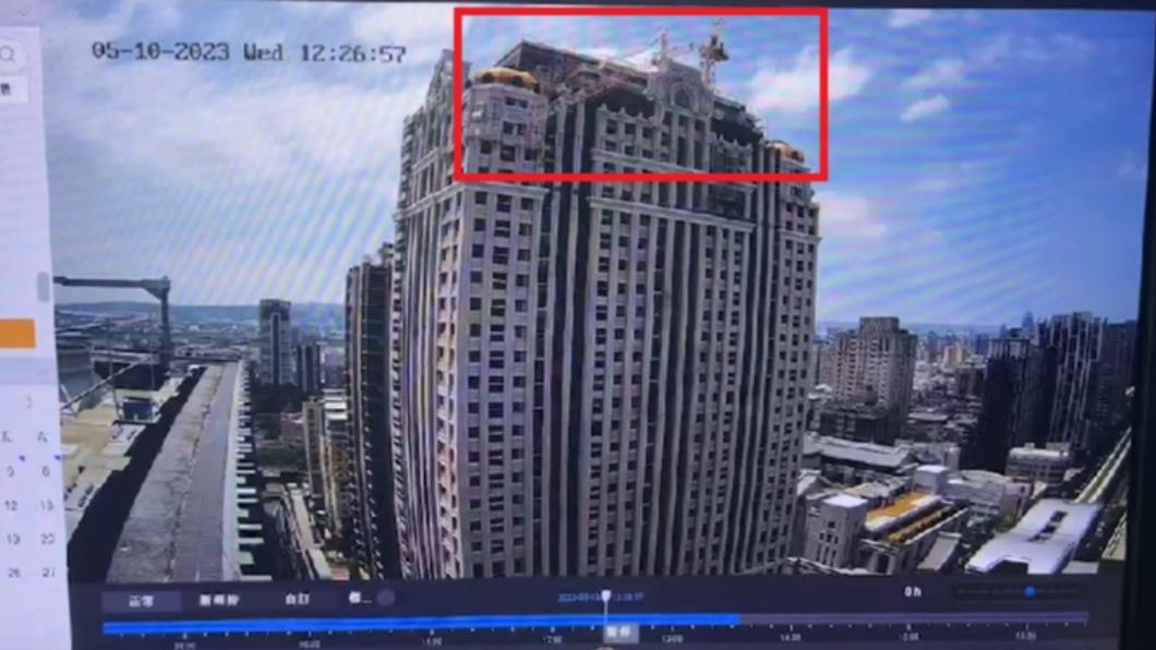 建案吊臂墜落驚悚瞬間。(圖/TVBS)