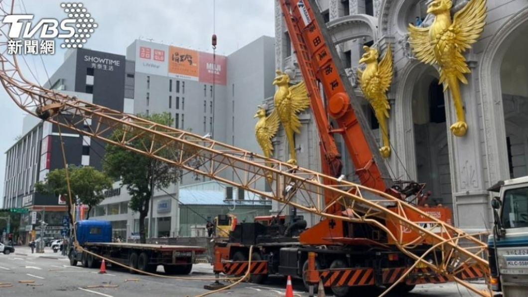 台中捷運今(10)日中午驚傳重大事故,一部工程車吊臂疑施工不當,砸向正在行駛中的捷運,車廂玻璃遭砸破貫穿,致1人死亡、8人受傷。(圖/TVBS)