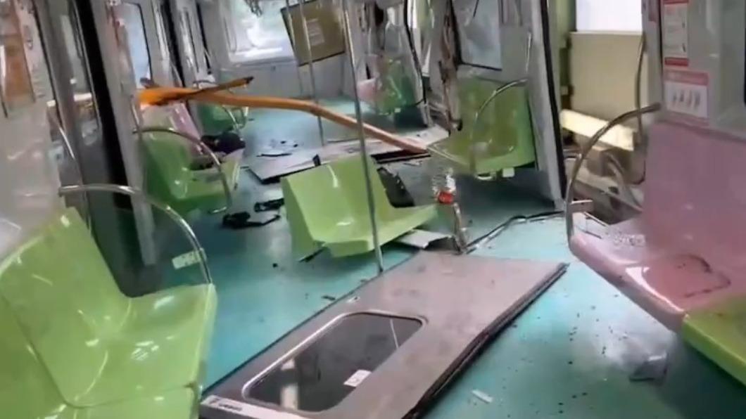 車廂碎裂一地。(圖/翻攝自記者爆料網)