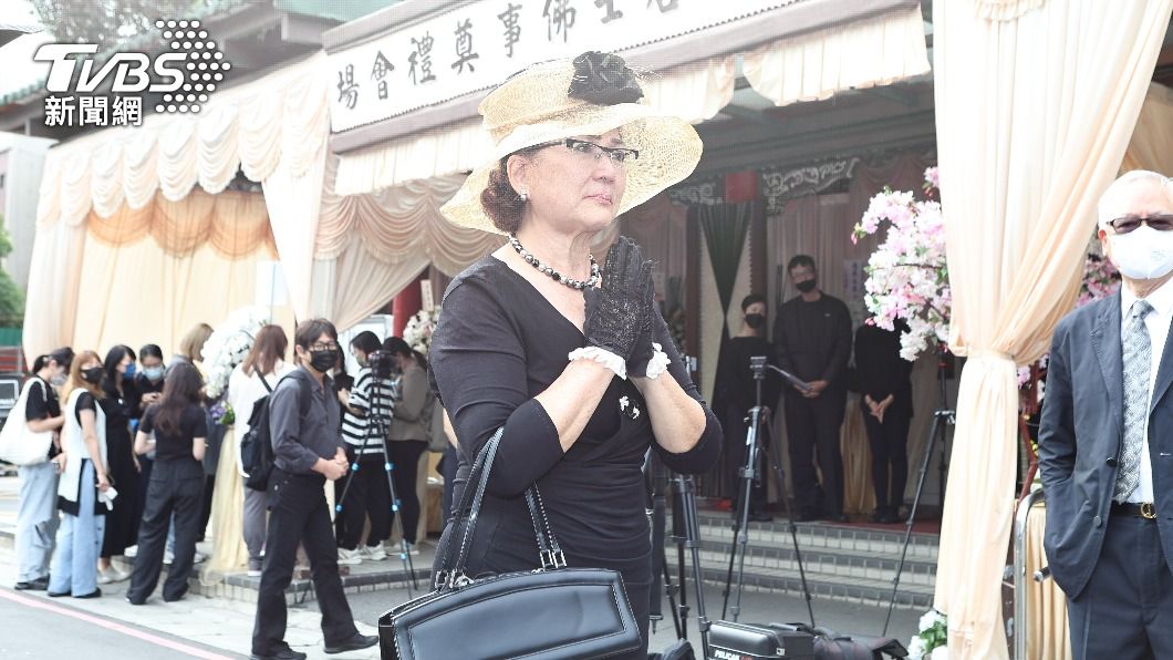 宗華告別式今(10)日舉行,好友馮寶寶含淚送別。(圖/張哲鳴攝)